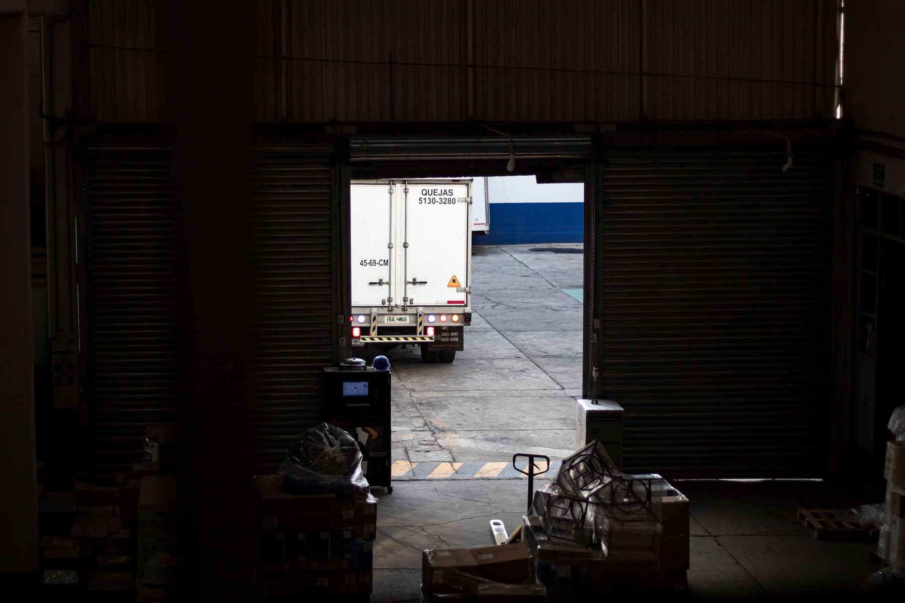 Camion presso il magazzino